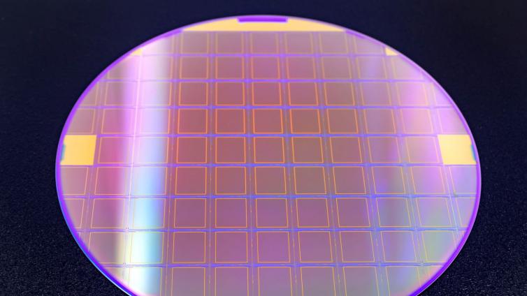 先进封装的岔路口