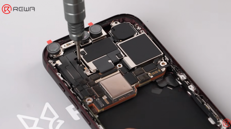 iPhone 18首拆，全部芯片曝光！